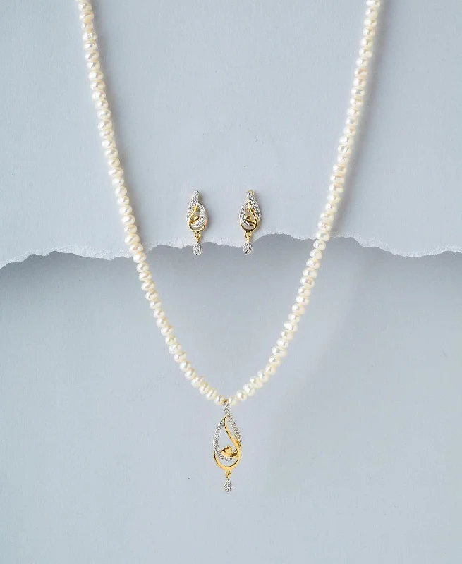 women's pendant necklace -Elegant Pearl Necklace Set