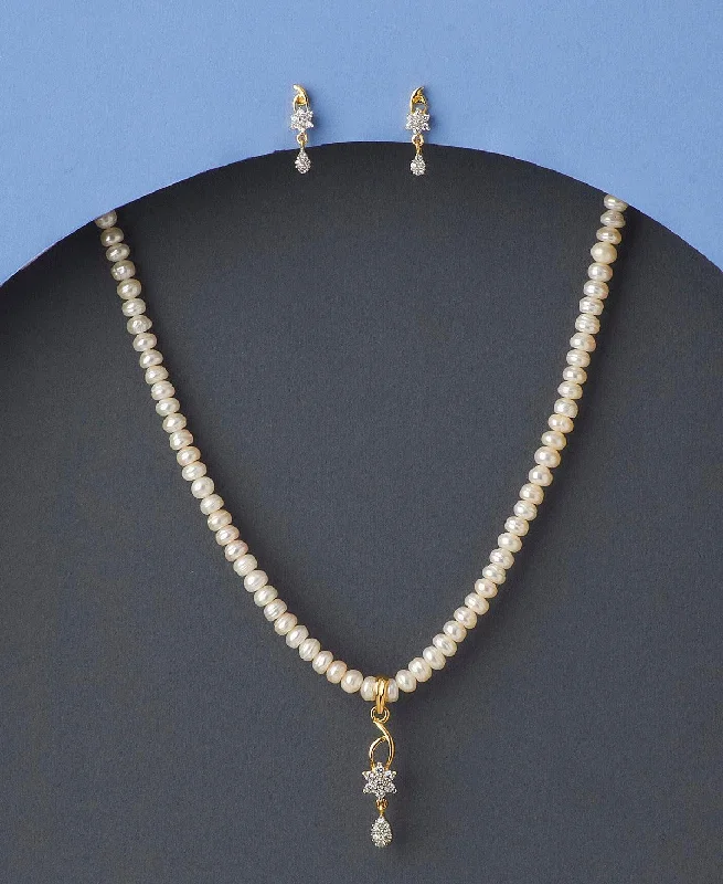 women's minimalist necklace -Floral Pearl Necklace Set