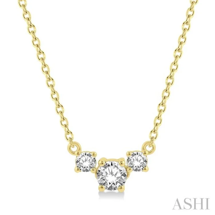 women's star pendant necklace -1/4 Ctw Three Stone Round Cut Diamond Necklace in 14K Yellow Gold