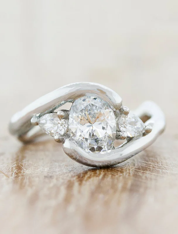 romantic engagement rings -Vandis